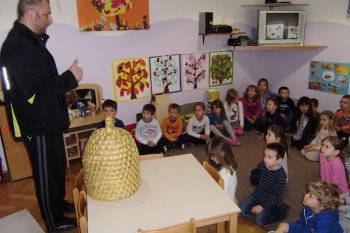Tata u skupini - prezentacija rada s pčelama