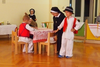 Scenski prikaz “Snježni Drinski anđeli” u izvedbi vrtićke djece
